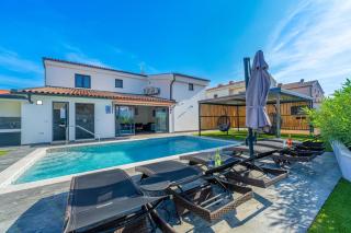 4 Sz Mit Bad En Suite Pool Und Sommerküche - Medulin - 0
