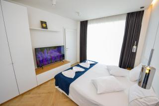 Blue Moon - One Bedroom - Romana Square - 2