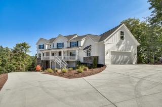 Luxe Black Mountain Manor on 15 Acres! - 0