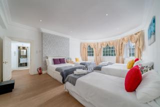 Cozy 2-Bed Group & Family Apartment Near Excel & 02 Arena with Parking & Balcony - London - 7