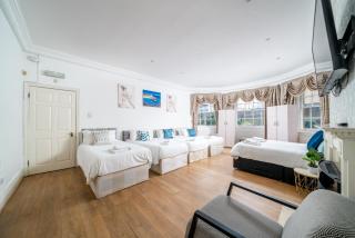 Cozy 2-Bed Group & Family Apartment Near Excel & 02 Arena with Parking & Balcony - London - 2