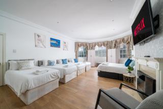 Cozy 2-Bed Group & Family Apartment Near Excel & 02 Arena with Parking & Balcony - London - 1