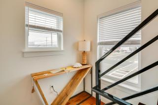 The Kraken Wildwood Townhome half Mi to Beach! - Wildwood - 5