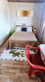 KITNET S4 em TORRES-RS - Confortável com cama casal box, cama de solteiro bicama, televisão, geladeira, micro-ondas, chaleira elétrica, ar-condicionado split - Anfitriã Superhost no BnB - Torres - 4
