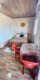 KITNET S4 em TORRES-RS - Confortável com cama casal box, cama de solteiro bicama, televisão, geladeira, micro-ondas, chaleira elétrica, ar-condicionado split - Anfitriã Superhost no BnB - Torres - 3