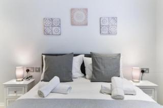 Modern Three-Bedroom Flat in Paddington - 4