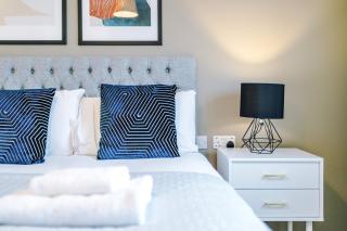 Stunning Top-Floor 2BR Free Parking & Stylish Stay - 1