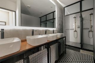 Luxury hostel shared mixed room - 0