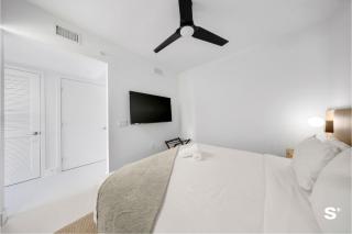Elegant Downtown Living 1BR with City Views - Miami - 3