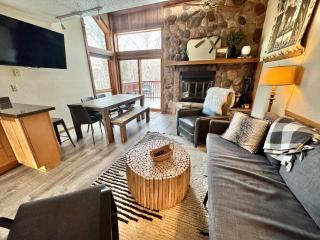 Cozy Townhome at Lutsen Mtn - Ski-in, Ski-out, Pool, Hot Tub, Fitness Center, resort amenities galore! - Lutsen - 4