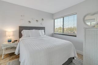 Lagoon View Condo with 2 Bedrooms and Resort Pool - 6