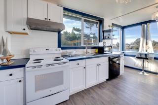 Fire Pit and River View Serene Stay in Seaside! - Seaside - 3