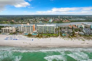 Oceanfront Condo Sleeps 6 Walk To Beach Pool - Clearwater Beach - 9