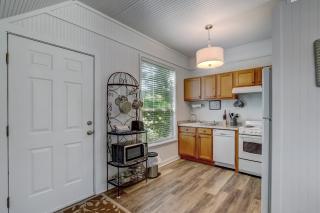 Adorable Dog Friendly Garage Apartment in the Historic District of Old Town - Fernandina Beach - 4