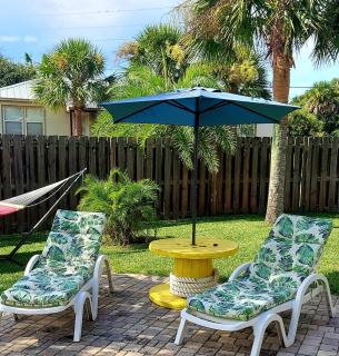 Beach Paradise, steps to beach, huge private yard, great location - Saint Augustine Beach - 5
