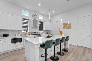 Pet-Friendly 2BR l Private Baths l Stylish Stay - Dallas - 8