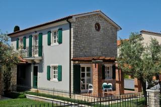 Großzügiges Ferienhaus Mit Pool Und Sonnenterrasse - Buici - 0