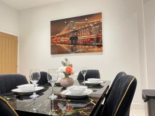Luxe Stays - Hot Tub - Sleeps 6 - Nottingham - 6