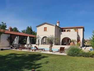 Neues Haus mit vier Schlafzimmern, eigenem Pool und großem Garten - Čabrunići - 0