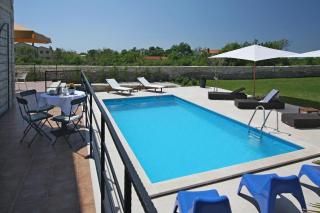 Neues Haus mit vier Schlafzimmern, eigenem Pool und großem Garten - Čabrunići - 2