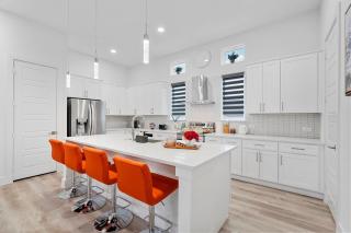 Modern 2BR l Pet-Friendly l Private Baths - 1