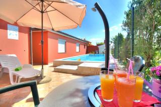 Ferienhaus mit Pool und zahlreichen Annehmlichkeiten für einen entspannten Familienurlaub - Buje - 6