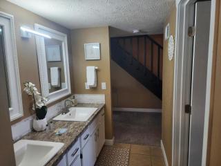2BR Cozy Condo - Centrally Located - Stairs Required - FREE TICKETS INCLUDED - FC27-6 - 4