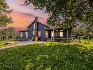 Charming Old Farmhouse, Spacious 2BR on 2Plus Acres - 4