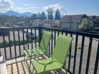3 Bed Townhouse, Mountain Views, Large Deck, Air Con, Garage - 4