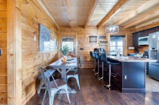 Cozy Cabin Hot Tub Balcony Smoky Mountain Group Retreat Mountains Are Calling by AvantStay - Sevierville - 5