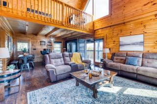 Cozy Cabin Hot Tub Balcony Smoky Mountain Group Retreat Mountains Are Calling by AvantStay - Sevierville - 4