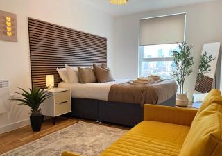 Three Bedroom Waterfront Apartment with City View - Manchester - 8