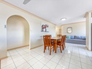 Explore Bribie Island from Spacious Adjacent Units - Bellara - 3
