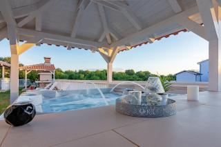 Ferienwohnung mit jacuzzi in Villa mit Garten und Parkplatz - b55844 - Ližnjan - 2