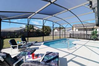 Ideal for Couples or Families looking for a Vacation Home with Private Pool and Yard - 9
