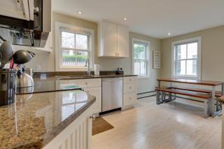 Walk to Beach Gem with Patio and BBQ in Provincetown - Provincetown - 1