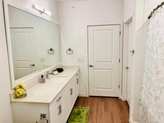 Room only with private bath in a 2BR apt 15min from airport and downtown - Austin - 2