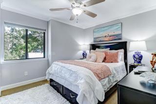 Amelia's Treehouse 2 blocks to beach Pool access Large Screened in balcony Centrally located 5005 - 8