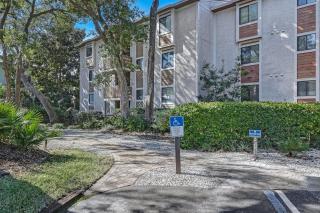 Amelia's Treehouse 2 blocks to beach Pool access Large Screened in balcony Centrally located 5005 - 6