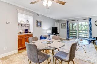 Amelia's Treehouse 2 blocks to beach Pool access Large Screened in balcony Centrally located 5005 - 3