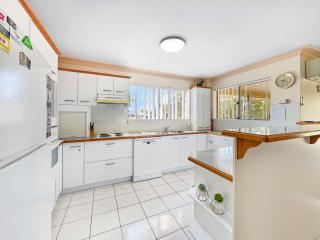 Coastal Comforts with Pumicestone Passage Views - Bellara - 8
