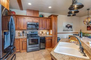HotTub-Elkpoint-True Ski In Ski Out Family &Pet Friendly - 1