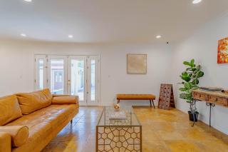 Cozy Home with Pool and Jacuzzi Minutes from Universal Studios - Los Angeles - 7