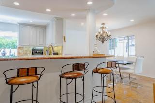 Cozy Home with Pool and Jacuzzi Minutes from Universal Studios - 1