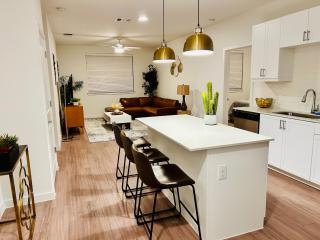 Room only with private bath in a 2BR apt 15min from airport and downtown - Austin - 1