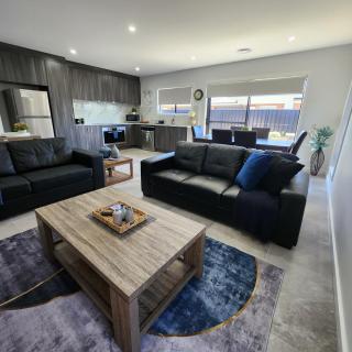 Elegant Family 3 BR Townhouse - Kialla - 0