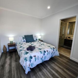 Elegant Family 3 BR Townhouse - Kialla - 9