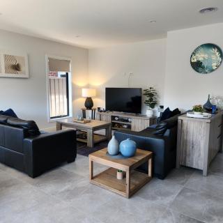 Lbarza Elegant Family 3BR Townhouse close to shopping centre Kialla - 8