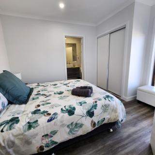 Lbarza Elegant Family 3BR Townhouse close to shopping centre Kialla - 7