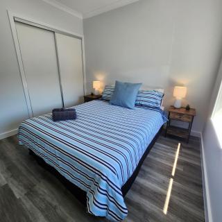 Lbarza Elegant Family 3BR Townhouse close to shopping centre Kialla - 2